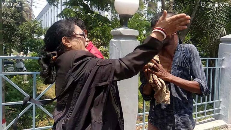 রিকসাচালককে মারধর করলেন নারী আইনজীবী, ভিডিও ভাইরাল
