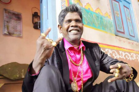  পালিয়ে বেড়াচ্ছেন ‘কাঁচাবাদাম’খ্যাত গায়ক ভুবন বাদ্যকর