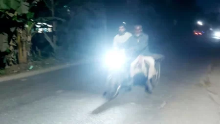 যশোরে যানবাহনে বেড়েছে এলইডি লাইটের ব্যবহার