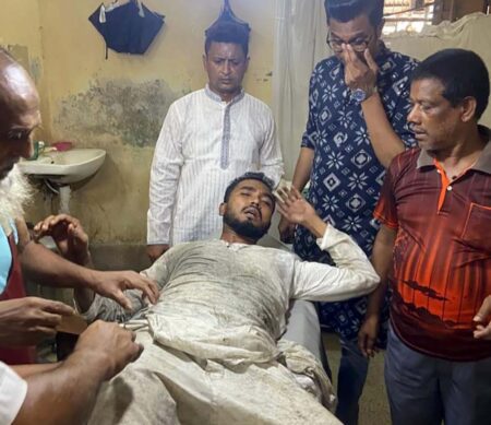 যশোরে ছাত্রদলের খাবার বিতরণ কর্মসূচিতে ছাত্রলীগের হামলা,আহত ৫