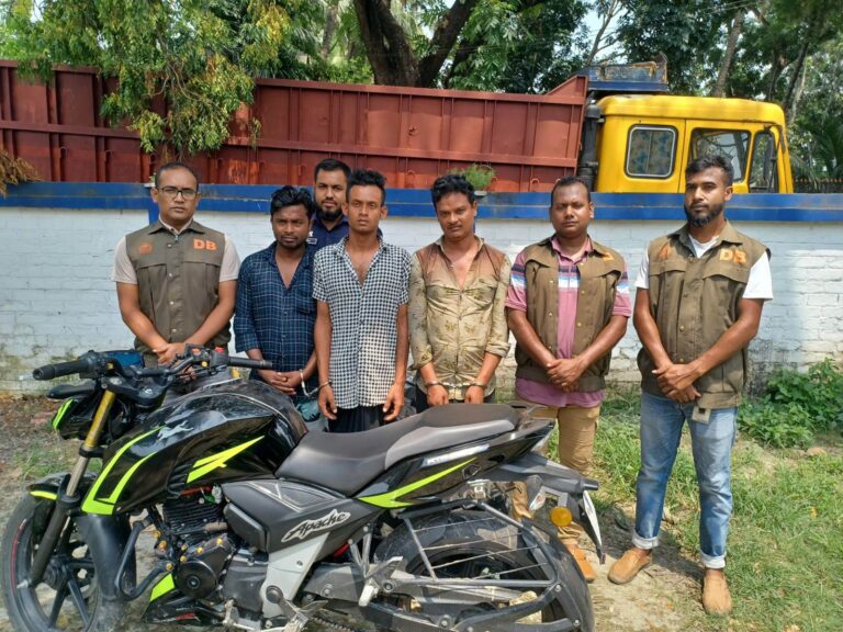 চাঁদা না পেয়ে ব্যবসায়ীকে অস্ত্র দিয়ে ফাঁসানোর চেষ্টা, তিনজন গ্রেপ্তার