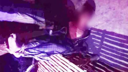 কিশোরকে উল্টো করে ঝুলিয়ে পেটালেন মেম্বার