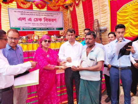 মণিরামপরে ভূমি অধিগ্রহণে ক্ষতিপূরণের চেক বিতরণ