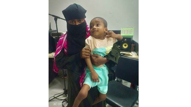 শিশু রিয়াদের পাশে দাঁড়ান