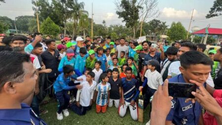 যশোর পৌর পার্কে মাছ ধরলেন ক্রিকেটার মোস্তাফিজুর রহমান বিকেলে ক্ষুদে ক্রিকেটারদের সাথে ছবি তোলেন মোস্তাফিজুর রহমান