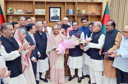 প্রত্যাবর্তন দিবসে প্রধানমন্ত্রীকে আওয়ামী লীগ নেতাদের শুভেচ্ছা