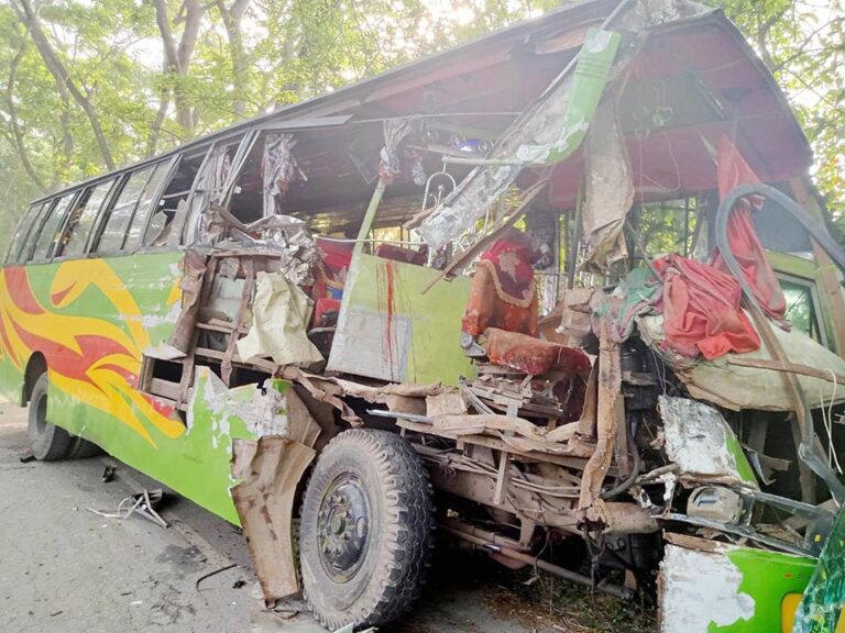 যশোরে যাত্রীবাহী বাস উল্টে নিহত ১, আহত ২০