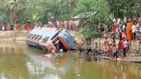পাইকগাছায় যাত্রীবাহী বাস উল্টে পুকুরে, আহত ১২
