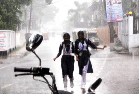 বৃষ্টি থামছেই না, যা জানালো আবহাওয়া অফিস