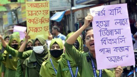 কারিগরিমুক্ত নার্সিংসহ ৬ দফা দাবিতে বিক্ষোভ ও মানববন্ধন