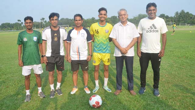 একাডেমির কোচ কর্মকর্তাদের সাথে স্বাধীন