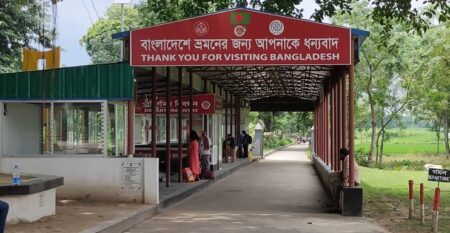 ভোগান্তিতে মানুষ,দর্শনায় ইমিগ্রেশন কার্যক্রম বন্ধ