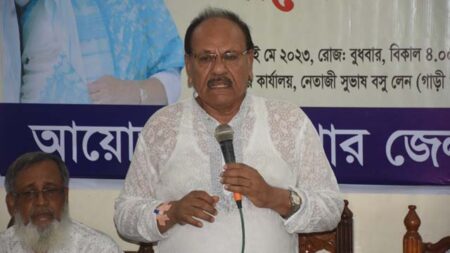 যশোর জেলা আওয়ামী লীগের আলোচনা সভায় বক্তব্য রাখছেন সভাপতি বীরমুক্তিযোদ্ধা শহিদুল ইসলাম মিলন