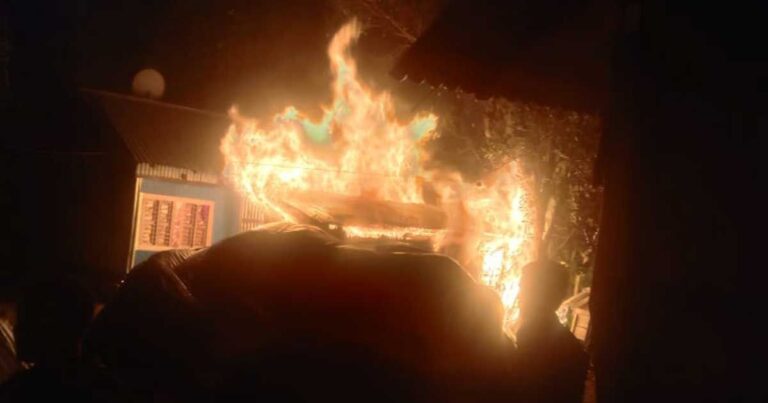 বিক্ষুব্ধ জনতা হামলাকারী গোড়া নালুয়া এলাকার ডাবলু মুন্সির ছেলে দেলোয়ার মুন্সীর বাড়িতে অগ্নিসংযোগ করে