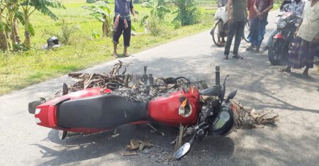 মণিরামপুরে ট্রাফিক পুলিশের উপর ক্ষিপ্ত হয়ে মোটরসাইকেলে আগুন