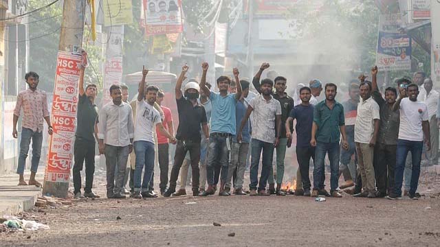 সমাবেশের একপর্যায়ে পুলিশের সঙ্গে বিএনপির নেতা–কর্মীদের পাল্টাপাল্টি ধাওয়া ও সংঘর্ষ শুরু হয়