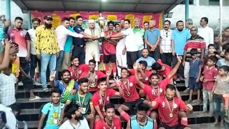 কৌশলের লড়াইয়ে জিতে প্রথম শিরোপা রাহুল স্মৃতির