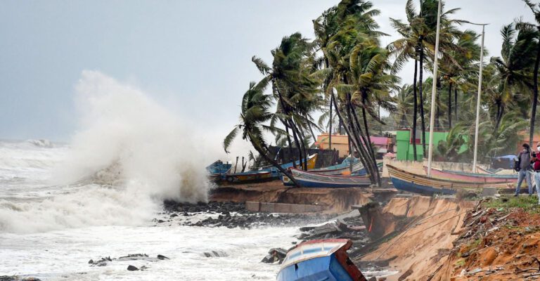 ঘূর্ণিঝড় মোখা : ১৫ ফুট জলোচ্ছ্বাসের শঙ্কা