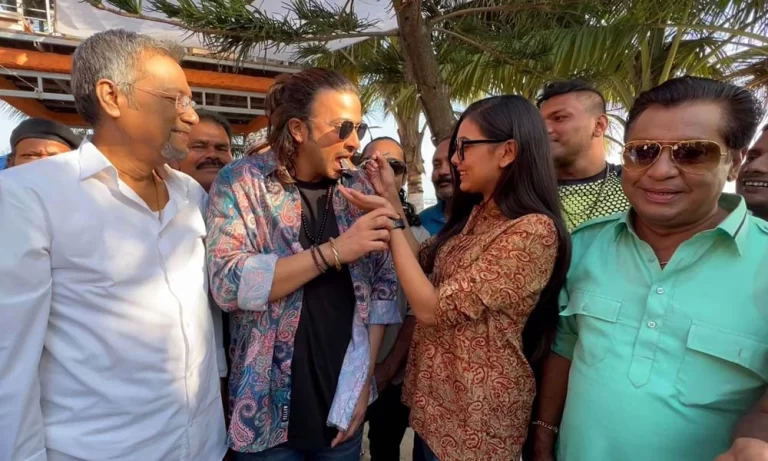 ক্যারিয়ারে দুই যুগ পার করলেন শাকিব খান,কেক কেটে উদযাপন