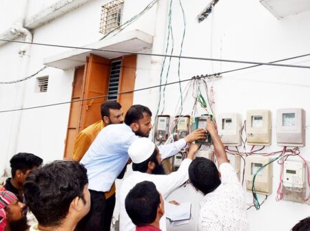 আদালতের অভিযানে যশোরে ১৭ মিটারের বিদ্যুৎ সংযোগ বিচ্ছিন্ন আদালতের অভিযানে যশোরে ১৭ মিটারের বিদ্যুৎ সংযোগ বিচ্ছিন্ন