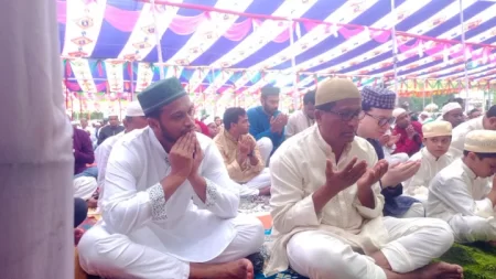 মাগুরায় বাবার সঙ্গে ঈদের জামাতে সাকিব