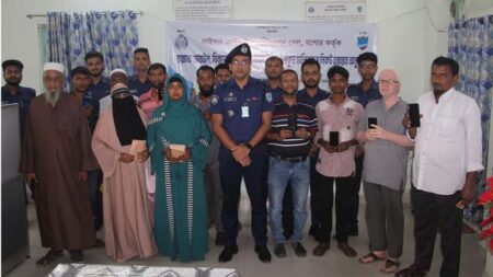 যশোরে ২৭ মোবাইল ফোন উদ্ধার করে ফিরিয়ে দিল পুলিশ