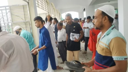 খুলনায় মসজিদে ‘দোয়া’ চাইলেন নৌকার প্রার্থী তালুকদার খালেক সিটি নির্বাচনখুলনায় মসজিদে গিয়ে ‘দোয়া’ চাইলেন নৌকার প্রার্থী তালুকদার আবদুল খালেক সাইফুল মাসুম ও সৌগত বসু, খুলনা থেকে প্রকাশ : ০৯ জুন ২০২৩, ১৭:৪০ https://www.ajkerpatrika.com/277588 জুমার নামাজের পর নৌকা প্রতীকের লিফলেট বিতরণ করেন তালুকদার আবদুল খালেকের কর্মীরাজুমার নামাজের পর নৌকা প্রতীকের লিফলেট বিতরণ করেন তালুকদার আবদুল খালেকের কর্মীরা।