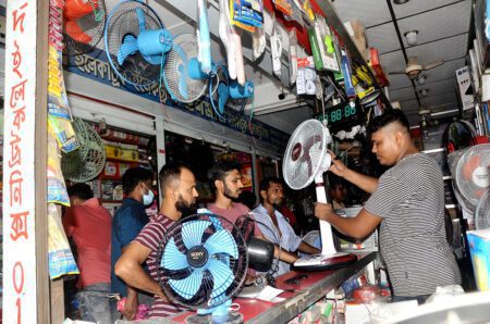 চার্জার ফ্যান-লাইট কেনার হিড়িক, দাম দ্বিগুণ