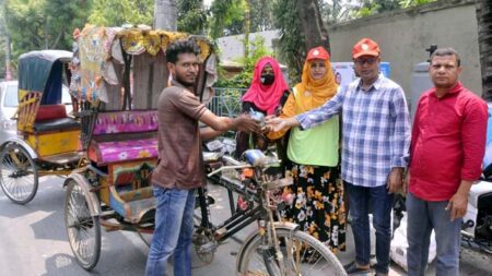 জান্নাত ফাউন্ডেশনের উদ্যোগে রিক্সা চালকদের মাঝে আম বিতরণ করা হয়