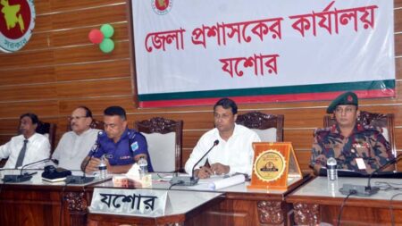 রোববার যশোর জেলা প্রশাসকের সম্মেলন কক্ষে জেলা আইন শৃঙ্খলা কমিটির সভা অনুষ্ঠিত হয়