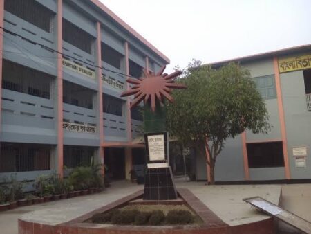 যশোর মহিলা কলেজে মুক্তিযুদ্ধের ভাস্কর্য ভেঙ্গে উন্মুক্ত মঞ্চ নির্মাণ ! যশোর মহিলা কলেজে মুক্তিযুদ্ধের ভাস্কর্য ভেঙ্গে উন্মুক্ত মঞ্চ নির্মাণ !