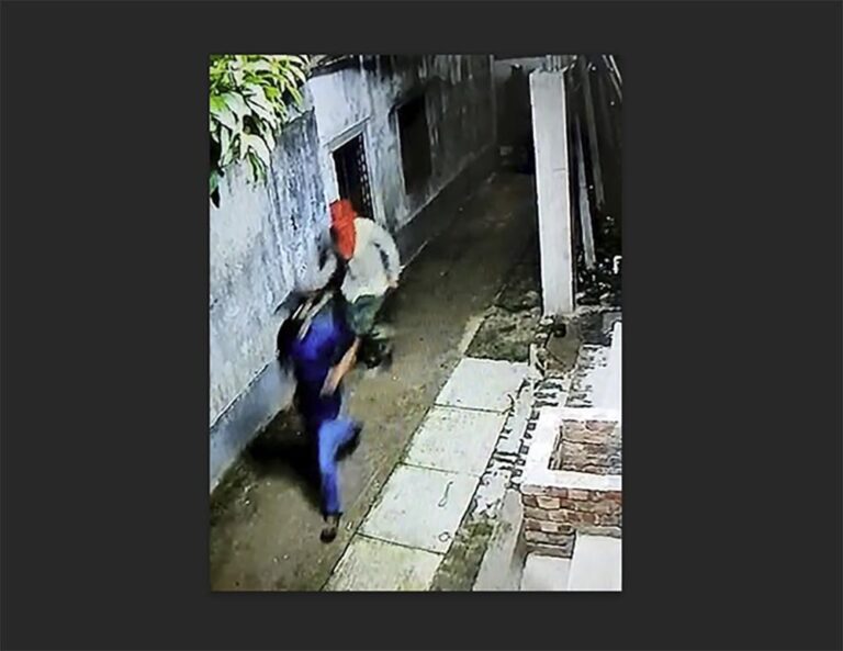 মধ্যরাতে মুখোশধারী অস্ত্রধারী আতংক