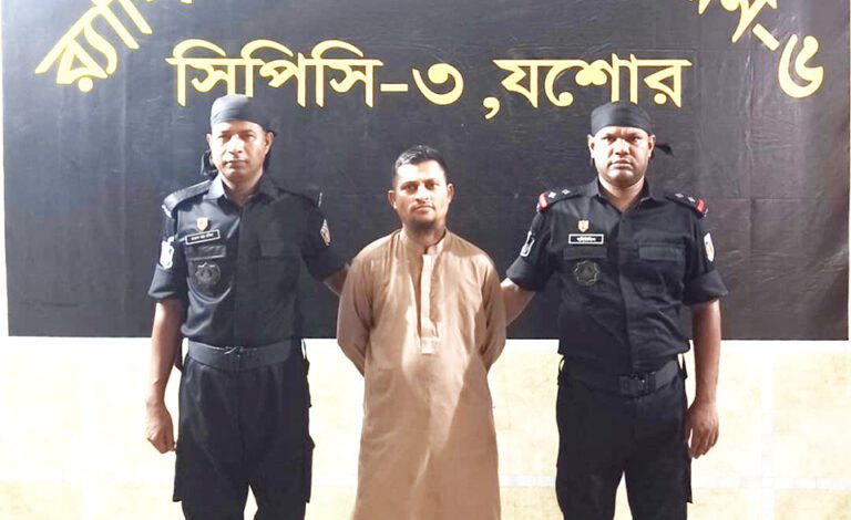 যশোরে ব্যবসায়ীকে আটকে রেখে মারপিট, জড়িত চিহ্নিত সন্ত্রাসী আরিফ আটক
