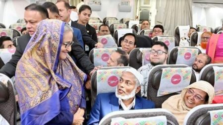 প্রধানমন্ত্রীর কুশল বিনিময়ে অভিভূত বিমানের যাত্রীরা