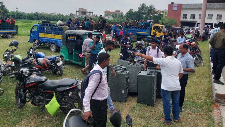 খুলনায় ভোটকেন্দ্রে পাঠানো হচ্ছে নির্বাচনী সরঞ্জাম