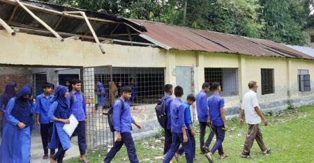 ঝড়ে টিন উড়ে যাওয়া ভবনে চলছে ক্লাস