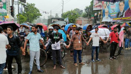 পুলিশের হস্তক্ষেপ ও আলোচনার আশ্বাসে সরে দাঁড়াল শিক্ষার্থীরা