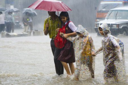 বর্ষায় ব্যাগে কী কী রাখা জরুরি
