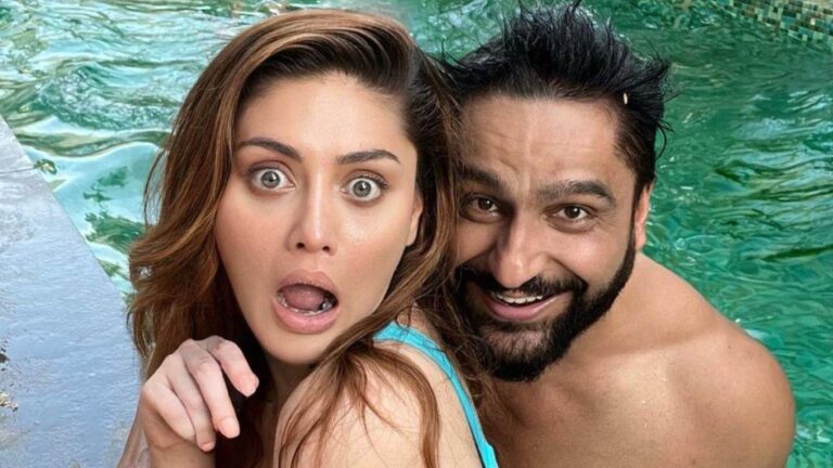সুইমিংপুলে স্বামীর সঙ্গে ছবি প্রকাশ করে তোপের মুখে শেফালি