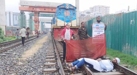 রেলশ্রমিকদের অবরোধে সারা দেশের সঙ্গে ঢাকার রেলযোগাযোগ বন্ধ