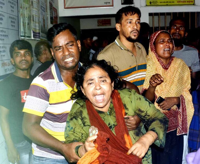 যশোরে বাসের ধাক্কায় একই পরিবারের পাঁচজনসহ নিহত ৭