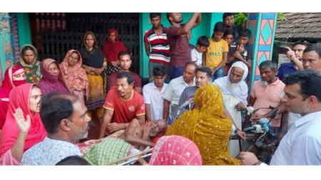 কল্যাণ : ঝিকরগাছার নিশ্চিন্তপুর গ্রামে আব্দুল জলিল ও তার স্ত্রী রোজিনা বেগমকে ছেলে নাসির উদ্দীনের বাড়িতে তুলে উপজেলা নির্বাহী কর্মকর্তা মাহবুবুল হক।