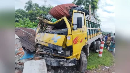 মনিরামপুরে দুর্ঘটনায় নিহত ট্রাকের হেলপার