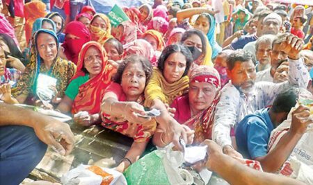 কমেছে চালের বরাদ্দ বিপাকে গরীব মানুষ