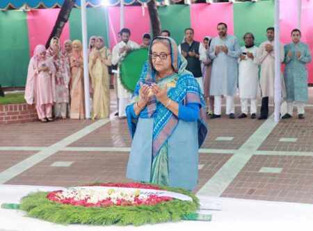 টুঙ্গিপাড়ায় বঙ্গবন্ধুর সমাধিতে প্রধানমন্ত্রীর শ্রদ্ধা