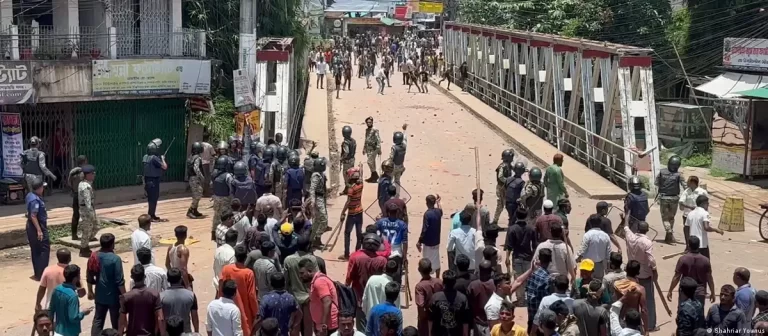 খাগড়াছড়িতে আওয়ামীলীগ-বিএনপির পাল্টাপাল্টি কর্মসূচি ঘিরে সংঘর্ষের ঘটনা ঘটেছে