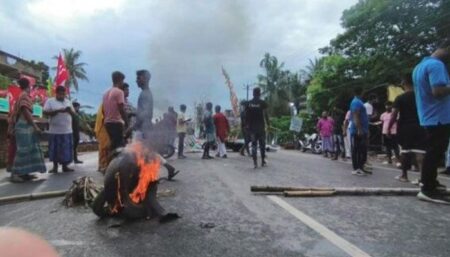 পশ্চিমবঙ্গে চলছে পঞ্চায়েত নির্বাচনের ভোট, সহিংসতায় নিহত ৬