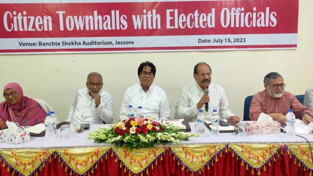 যশোরে রাজনৈতিক সহাবস্থান ফিরিয়ে আনতে সব দলের আন্তরিকতা দরকার রূপান্তর’র আয়োজনে শনিবার বাঁচতে শেখা মিলনায়তনে ‘টাউন হল’ সভায় বক্তব্য রাখেন আওয়ামী লীগ যশোর জেলা কমিটির সভাপতি শহিদুল ইসলাম মিলন