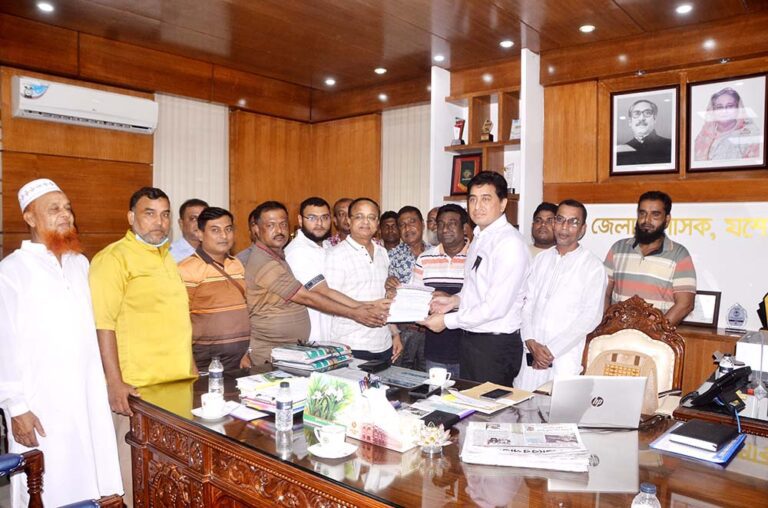 মহাসড়কে অবৈধ যানবাহন চলাচল বন্ধ না হলে বাস চলাচল বন্ধের ঘোষণা