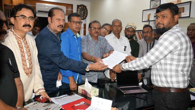 যশোরে তিন সাংবাদিক লাঞ্ছিত : হাসপাতালের তত্ত্বাবধায়ককে অপসারণ দাবিতে স্মারকলিপি